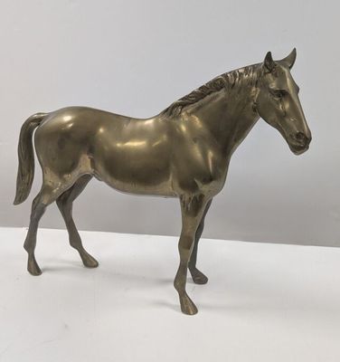statue en bronze représentant un cheval debout sur une surface blanche