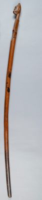 45. Canne en bois dur, dont le fût est surmonté d’une tête d…