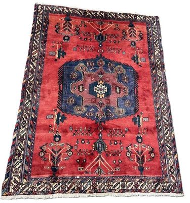 un tapis rouge orné d'un motif bleu et rouge