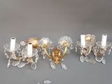 trois appliques murales en cristal et laiton sur fond gris