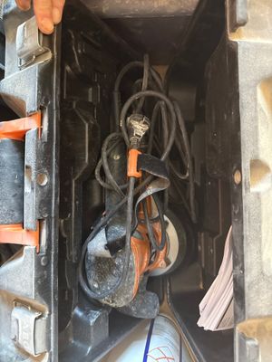 un homme qui travaille sur une machine dans le garage