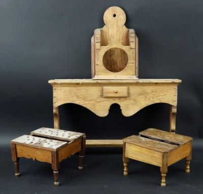 une petite table en bois avec un miroir et deux tabourets