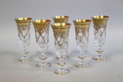 Six VERRES à pieds à décor gravé et doré de motifs végétaux …