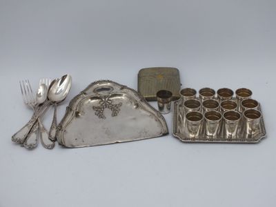des ustensiles et de l'argenterie plaqués argent sur un fond blanc