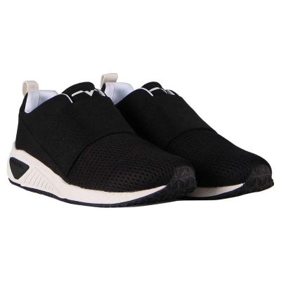 une paire de baskets noires à semelles blanches sur fond blanc