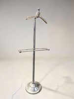 Valet porte-serviette en métal.
