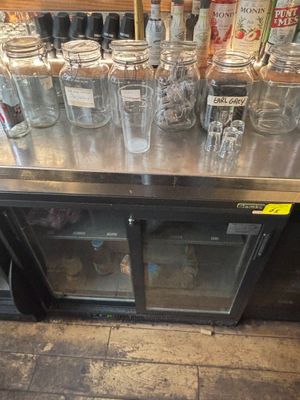 un comptoir en métal sur lequel sont posés plusieurs bocaux en verre