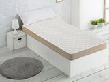 un lit avec un matelas et un tapis posé à même le sol