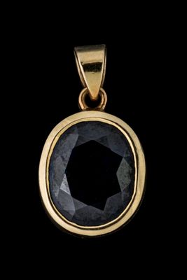 un gros plan d'un pendentif en diamant noir sur fond noir