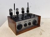 une boîte en bois sur laquelle est posée une radio