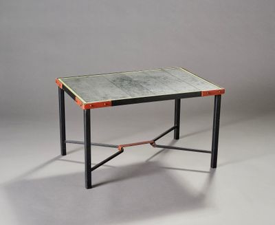 une petite table avec un plateau en verre et des pieds en métal