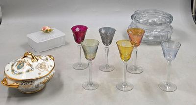 de nombreux verres à vin posés les uns à côté des autres sur une table