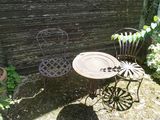 une petite table et deux chaises dans le jardin