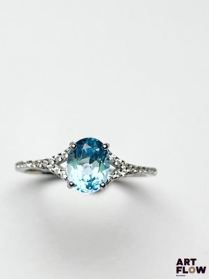Gros plan sur une bague ornée d'une topaze bleue