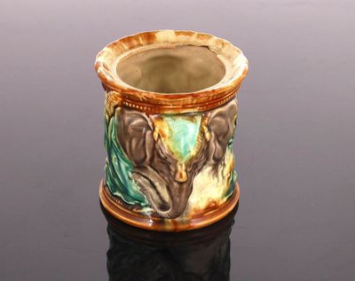 Pot en barbotine polychrome à décor d'éléphant XIXe siècle