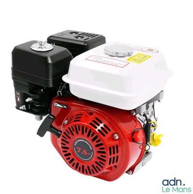 le petit moteur est rouge et blanc sur fond blanc