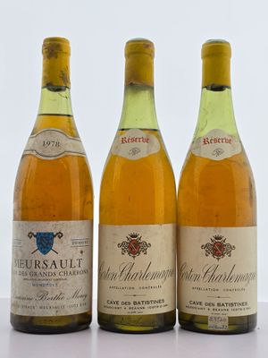 trois bouteilles de vin posées sur une table l'une à côté de l'autre