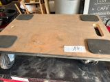une table en bois sur laquelle sont posés quatre skateboards