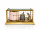 une vitrine en verre avec une horloge à l'intérieur