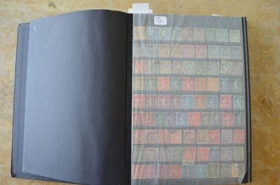 un livre ouvert avec des timbres, posé sur une table