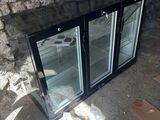 deux portes vitrées ouvertes donnant sur l'extérieur d'un bâtiment