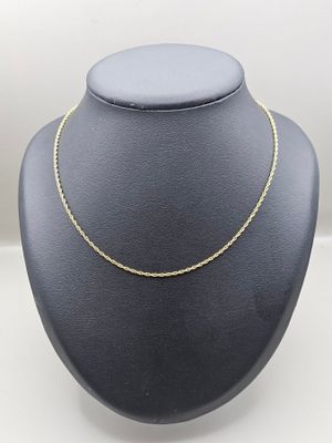 un collier à chaîne en or sur un présentoir à mannequin