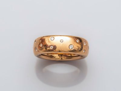 Gros plan sur une bague en or ornée de diamants
