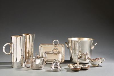 de nombreux couverts de toutes sortes disposés sur une table