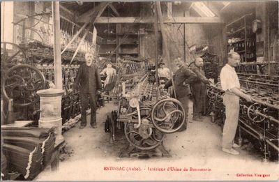 photo en noir et blanc montrant des hommes travaillant dans une usine avec des machines