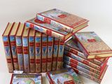 une pile de livres empilés les uns sur les autres sur une table