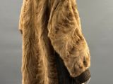 un manteau de fourrure marron sur un mannequin, un mannequin, un mannequin, un mannequin, un mannequin, un mannequin, un mannequin, un mannequin, un manne