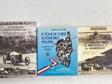trois livres posés sur une table blanche, avec une photo en noir et blanc d'une voiture