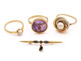 un ensemble composé de cinq bagues et d'une bague-broche