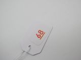 une étiquette blanche sur laquelle figure un chiffre rouge