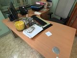 un bureau sur lequel se trouvent tout un tas d'objets