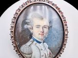 portrait d'un homme vêtu d'une blouse blanche et d'un nœud papillon bleu