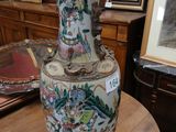 un vase posé sur une table dans une pièce