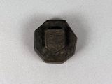 gros plan d'un petit objet métallique sur une surface blanche