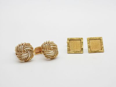 une paire de boutons de manchette dorés et un bracelet de manchette plaqué or