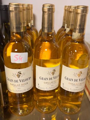 plusieurs bouteilles de vin sont alignées sur une table