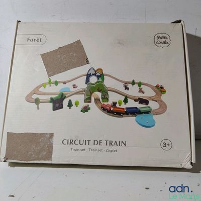 un circuit de train miniature dans la boîte posée sur la table