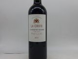 bouteille de vin rouge sur une table blanche sur fond blanc