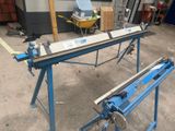 une machine posée sur une table dans un garage