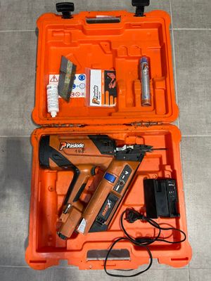 une trousse à outils dans la mallette orange posée par terre