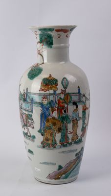 un vase blanc avec un tableau posé sur une table