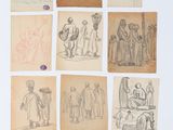 Plusieurs dessins représentant des personnes sont exposés sur du vieux papier posé sur une table