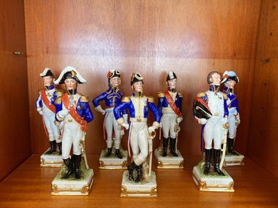 Plusieurs figurines de soldats sont alignées sur une étagère
