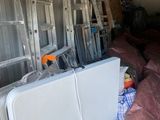 de nombreux meubles dans une pièce où se trouve une échelle
