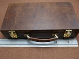 une valise posée sur une règle, sur une table