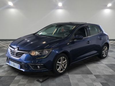la voiture bleue est garée sur le sol en damier d'un garage